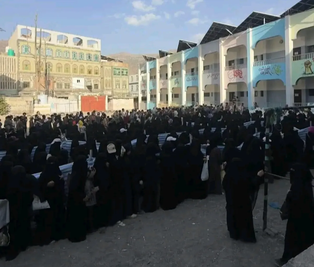 مشهد جديد يكشف حجم معاناة اليمنيين في مناطق سيطرة عصابة الحوثي