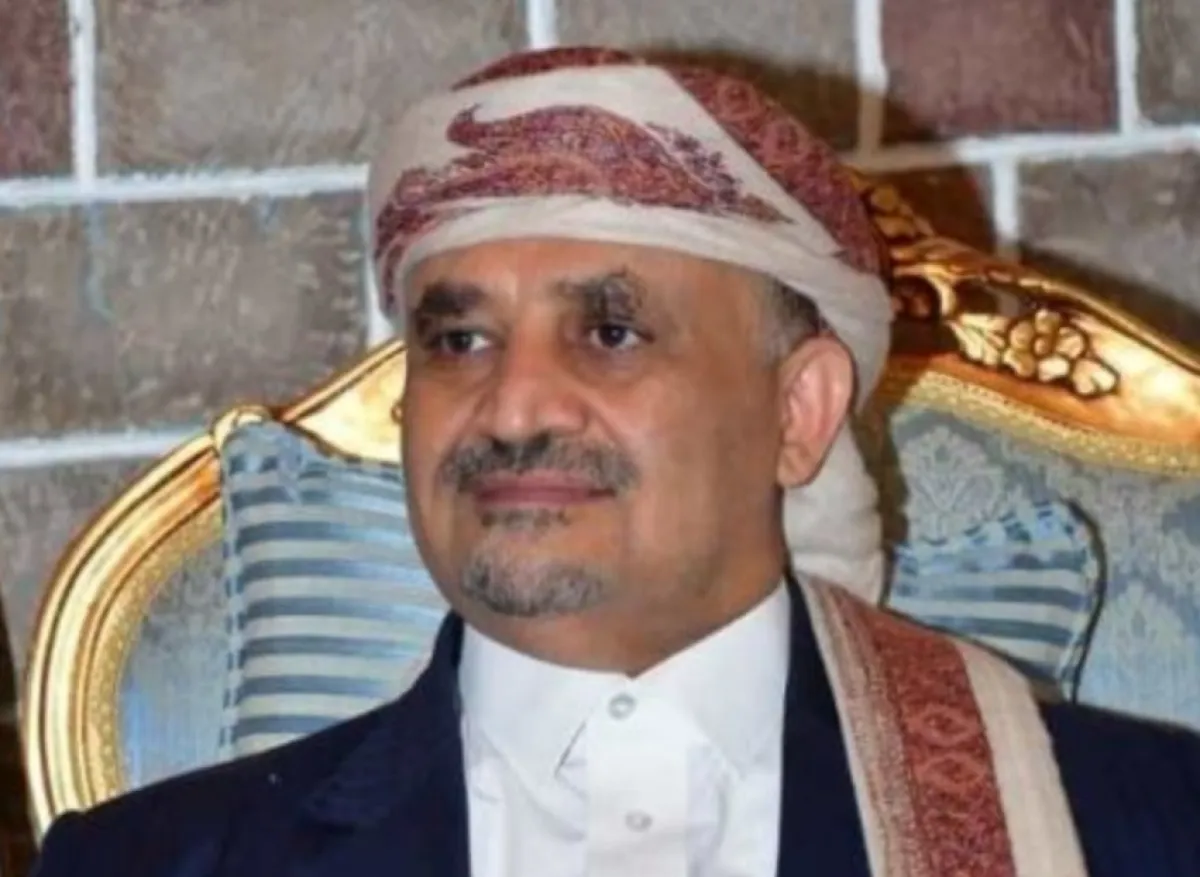 مليشيا الحوثي تفرض مشرفًا وأجهزة تنصّت لمراقبة منزل الشيخ حمير عبدالله الأحمر في صنعاء