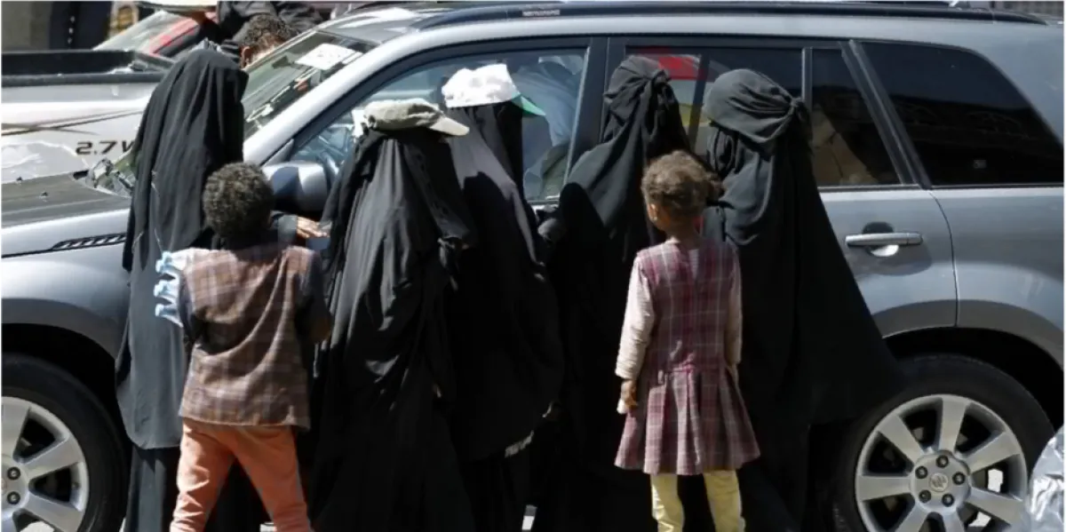 فيما عصابته تنهب موارد الدولة .. قيادي حوثي يقلل من معاناة الفقراء ويسخر من المتسولين