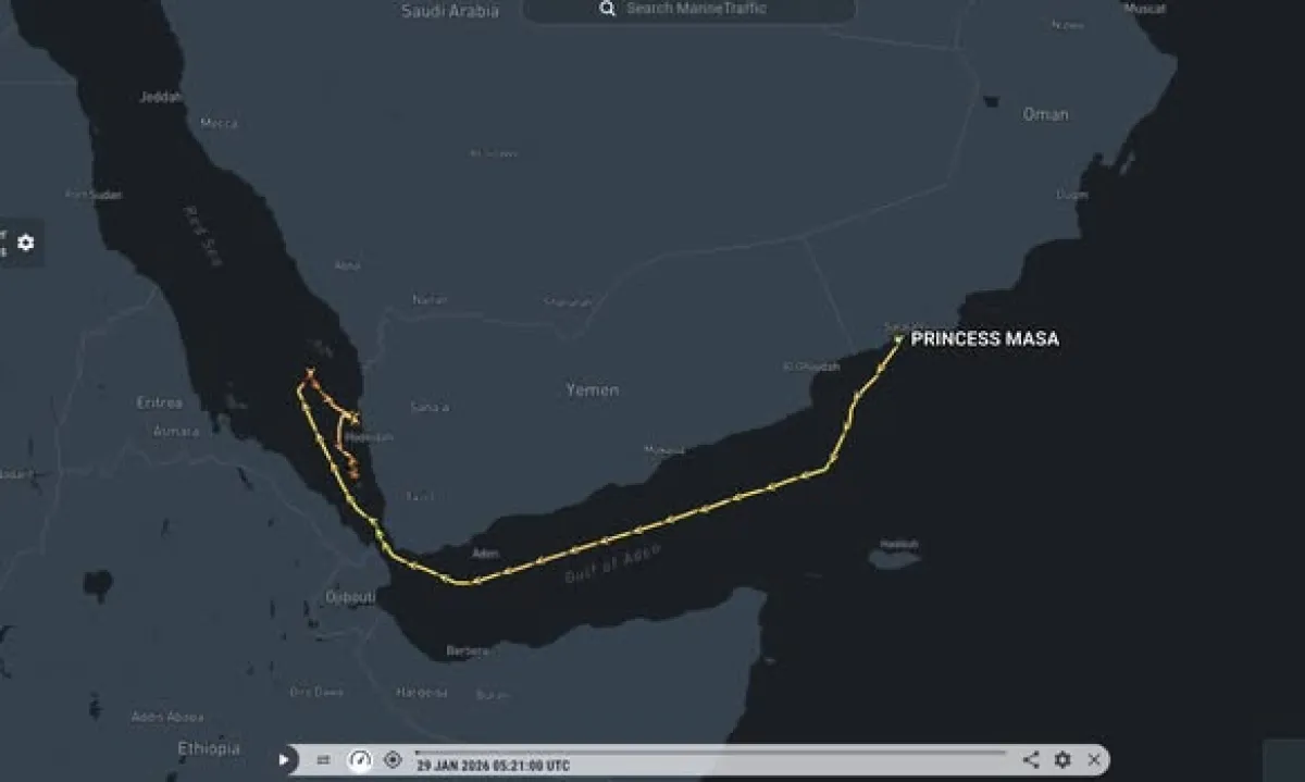 رصد تسلل سفن مشبوهة مرتبطة بإيران إلى مينائي رأس عيسى والصليف بالحديدة