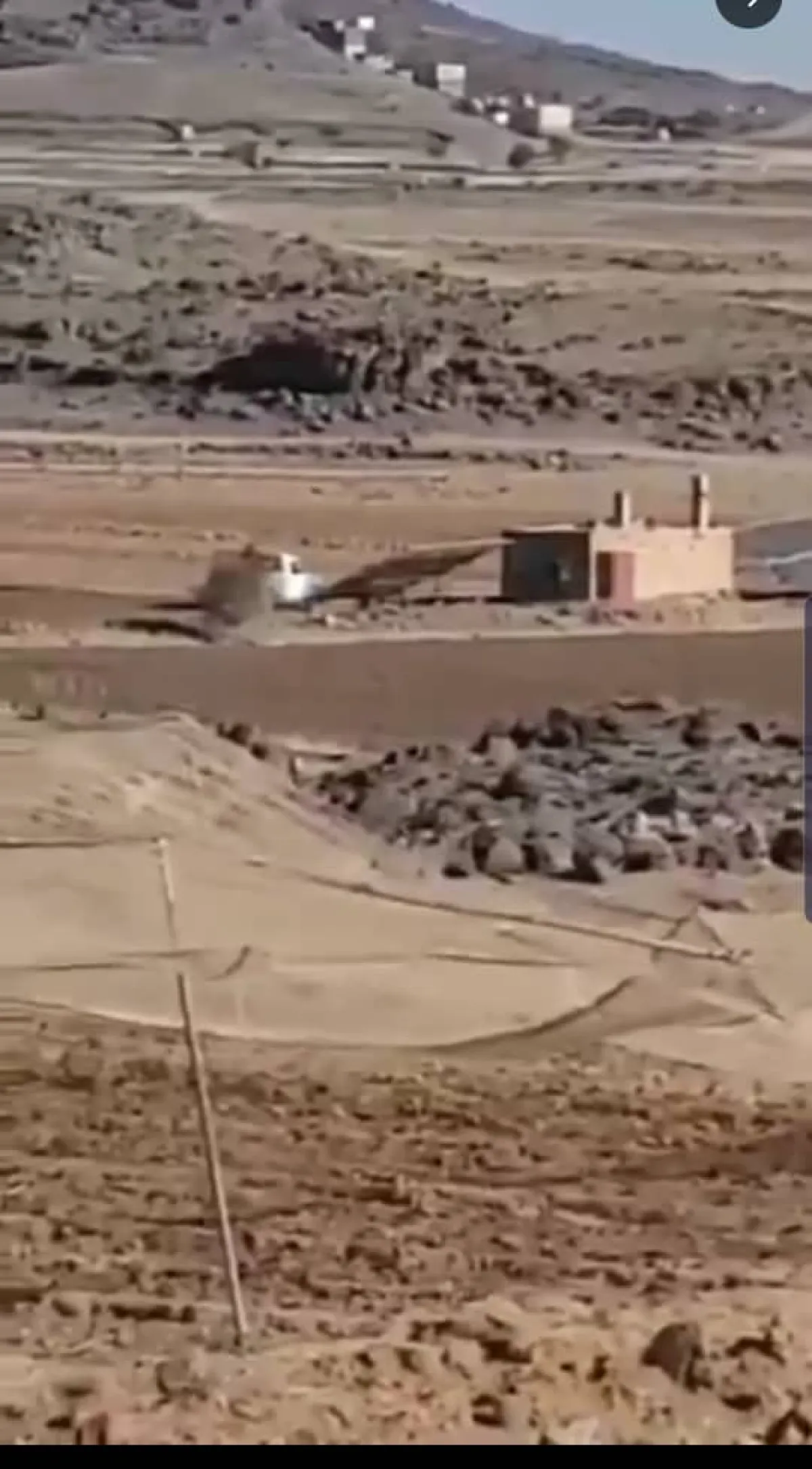 عصابة الحوثي تقتلع الألواح الشمسية من آبار المزارعين في ذمار