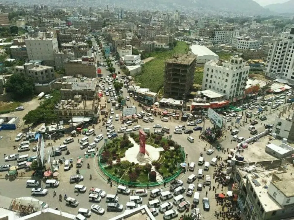 تصاعد الفوضى في إب: انفجار قنبلة يصيب عاملاً واشتباكات مسلحة في سوق القات