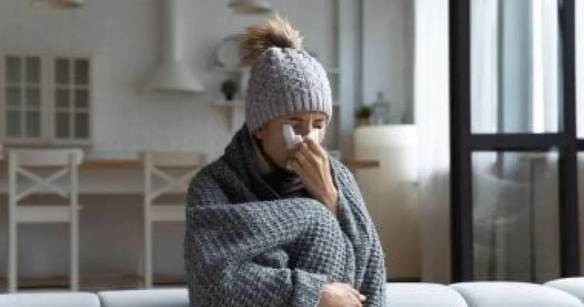 الفرق بين نزلات البرد والإنفلونزا: دليلك لتحديد الأعراض ومتى يجب زيارة الطبيب