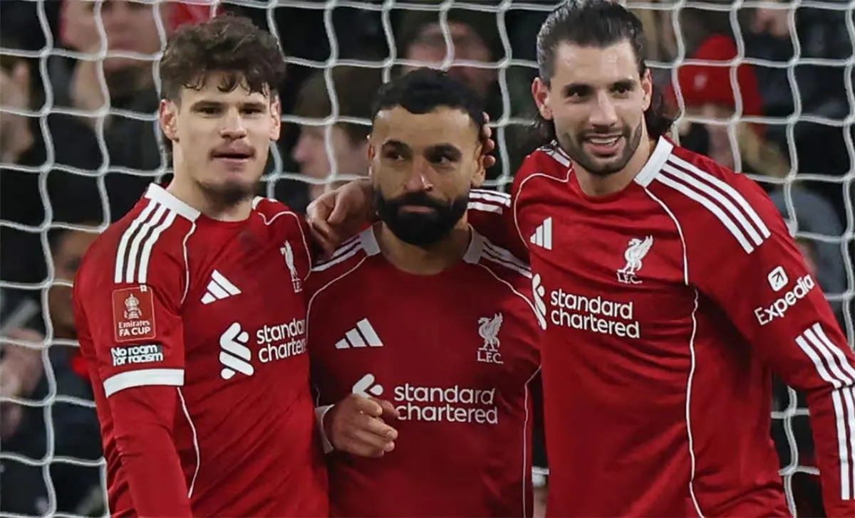 صورة تكشف خزانة جوائز محمد صلاح الضخمة في منزل عائلته