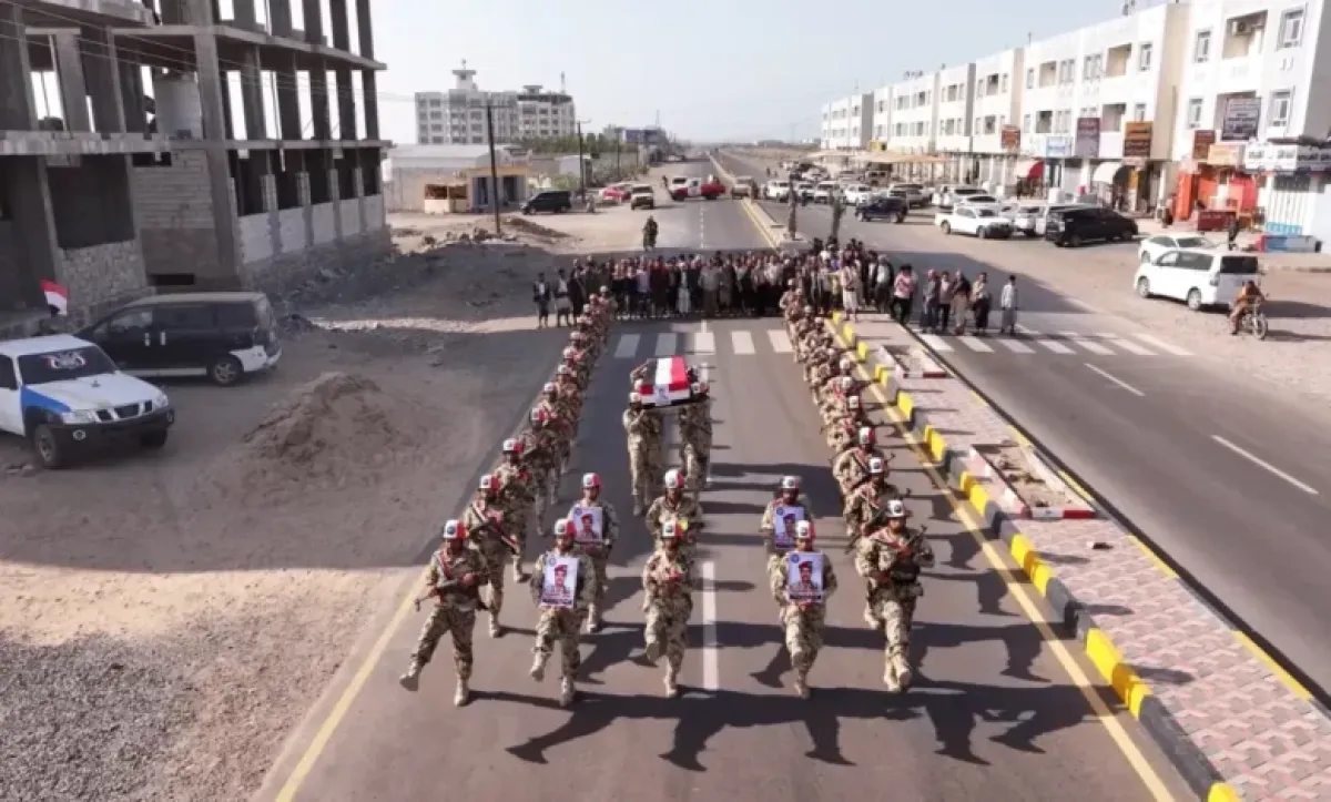 تشييع جثمان العقيد محمد الموسمي في المخا بمراسم عسكرية رسمية