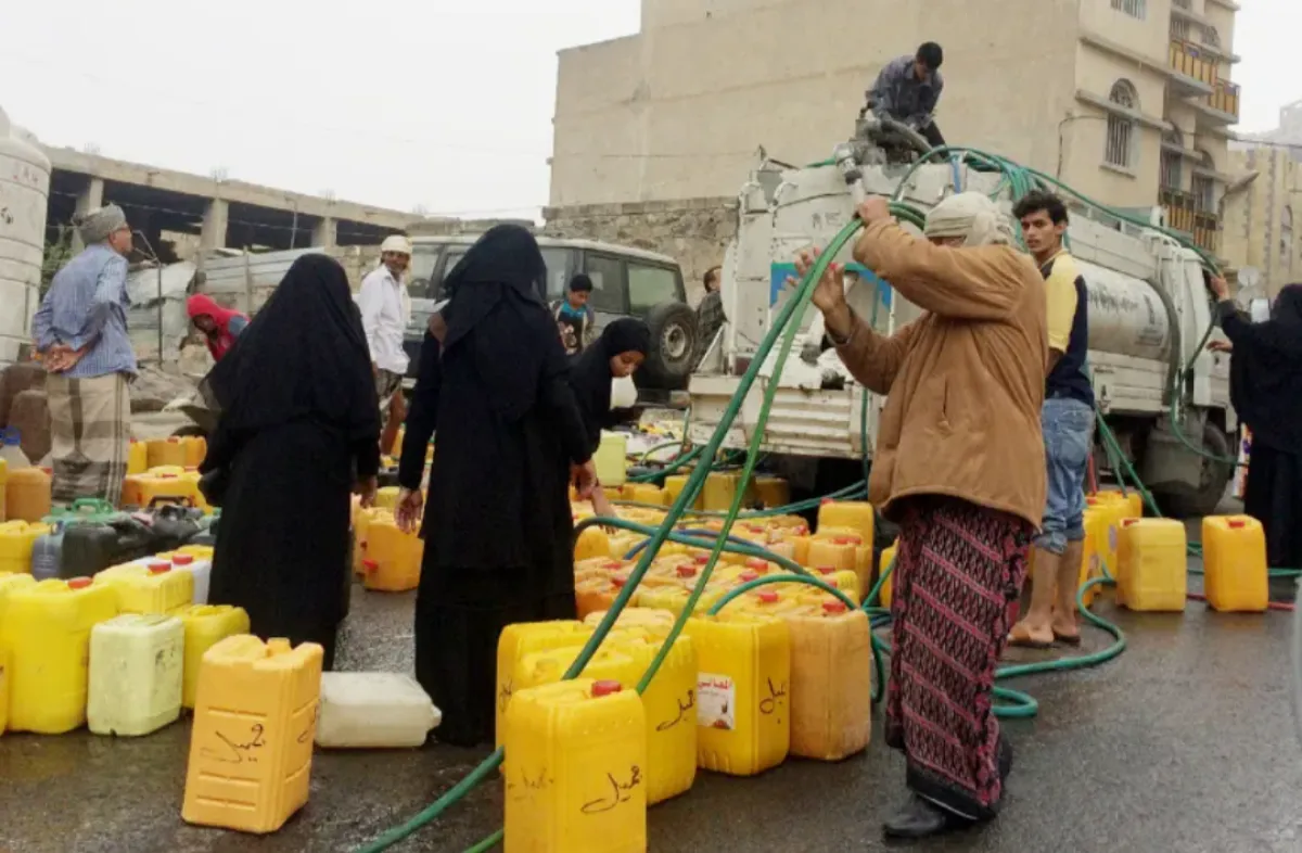 تحولت من مشكلة خدمية إلى قضية حياة أو موت .. اتهامات للسلطة المحلية بتعز بالتقاعس عن معالجة أزمة المياه