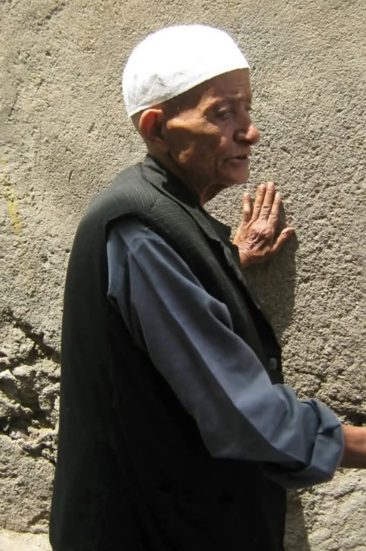 وفاة الحاج عبد الله عطير ..  تعز تودع أشهر بائع بطاط عرفته أجيال المدينة لعقود