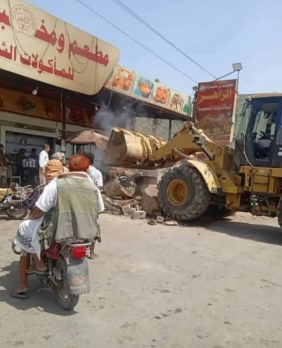 أشغال الحوثي بالحديدة يهدم واجهة مطعم بالمدينة