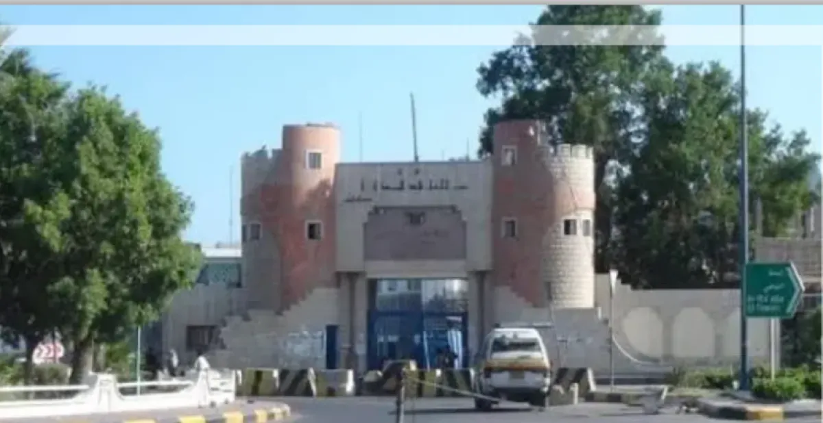 عقب تعليق لوحة تصف السعودية بالعدوان .. أمن عدن يمنع طباعة اللافتات والصور إلا بترخيص رسمي