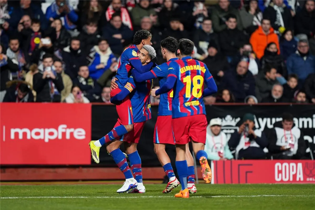 برشلونة يواجه فياريال بحذر في قمة الليغا وسط غياب دي يونج