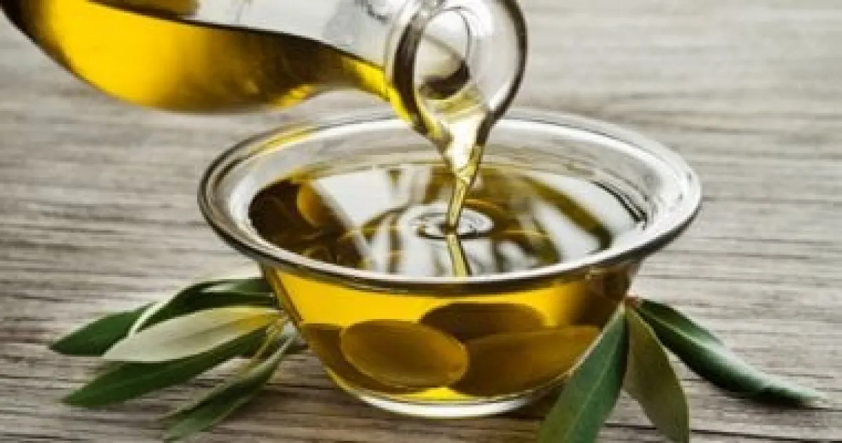 جرعة زيت الزيتون اليومية: ما الذي يحدث فعلاً داخل جسمك؟