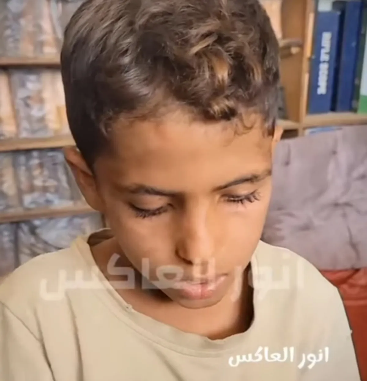 بسبب سياسة تجويع الحوثي .. أب يرهن ابنه عند صاحب بسطة بمائة ريال سعودي