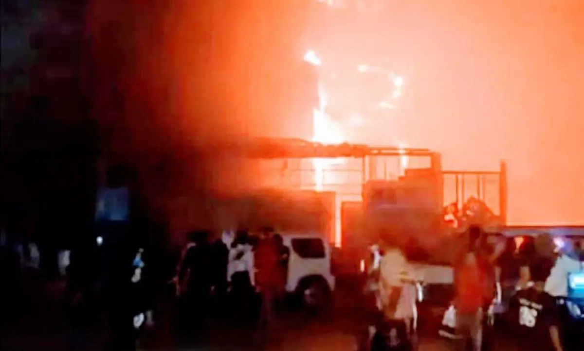 حريق هائل يلتهم أجزاء من سوق القاهرة بالمنصورة في عدن