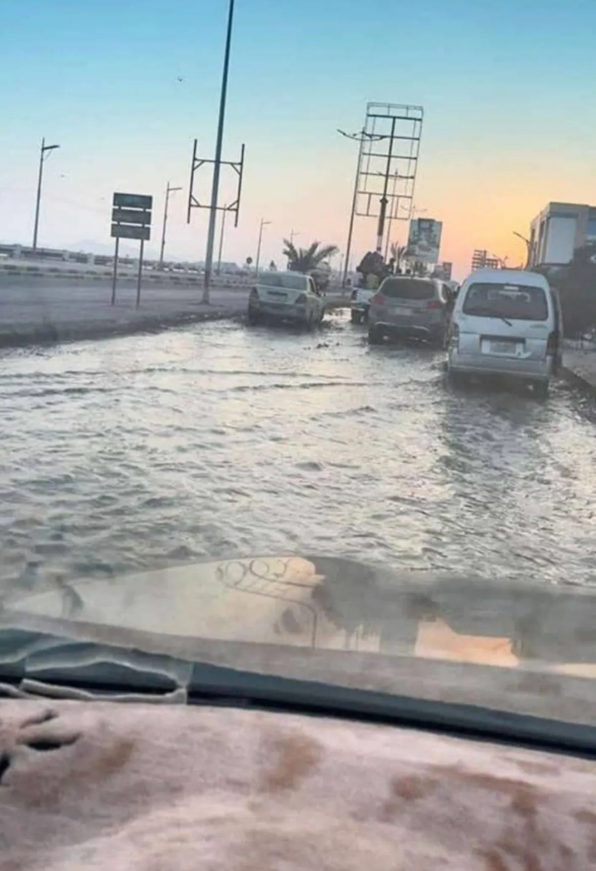 شوارع عدن تغرق في بحيرة من المجاري