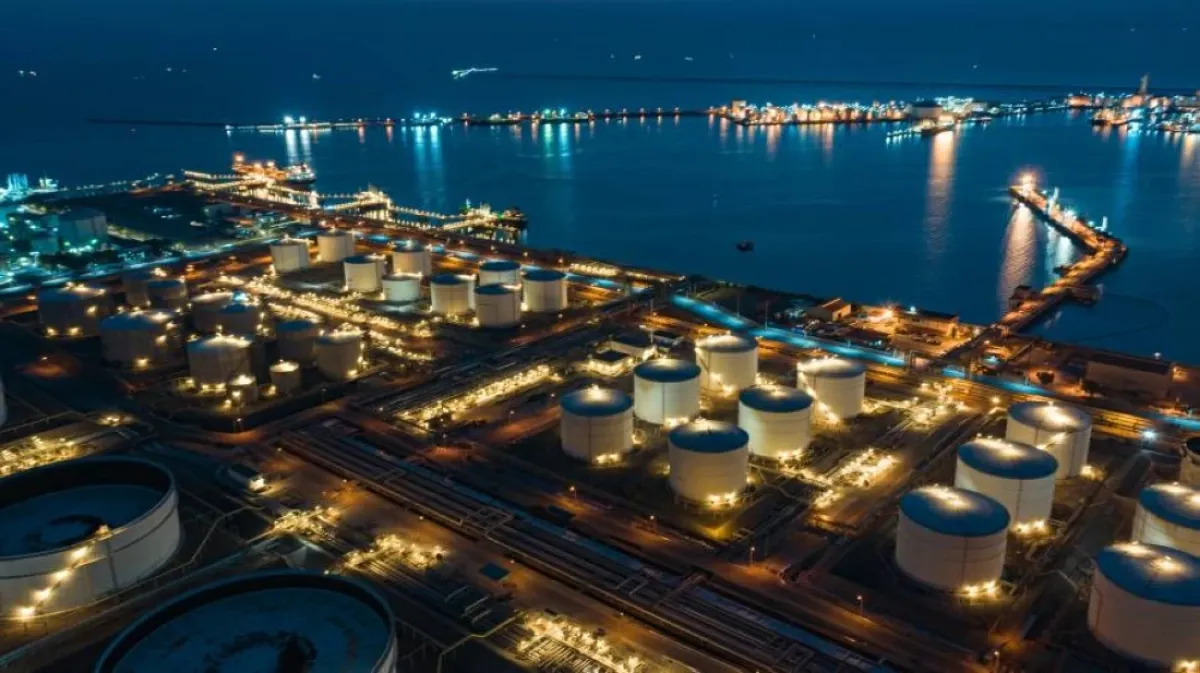 تصعيد مضيق هرمز يشعل أسواق الطاقة ويهدد التعافي الاقتصادي العالمي