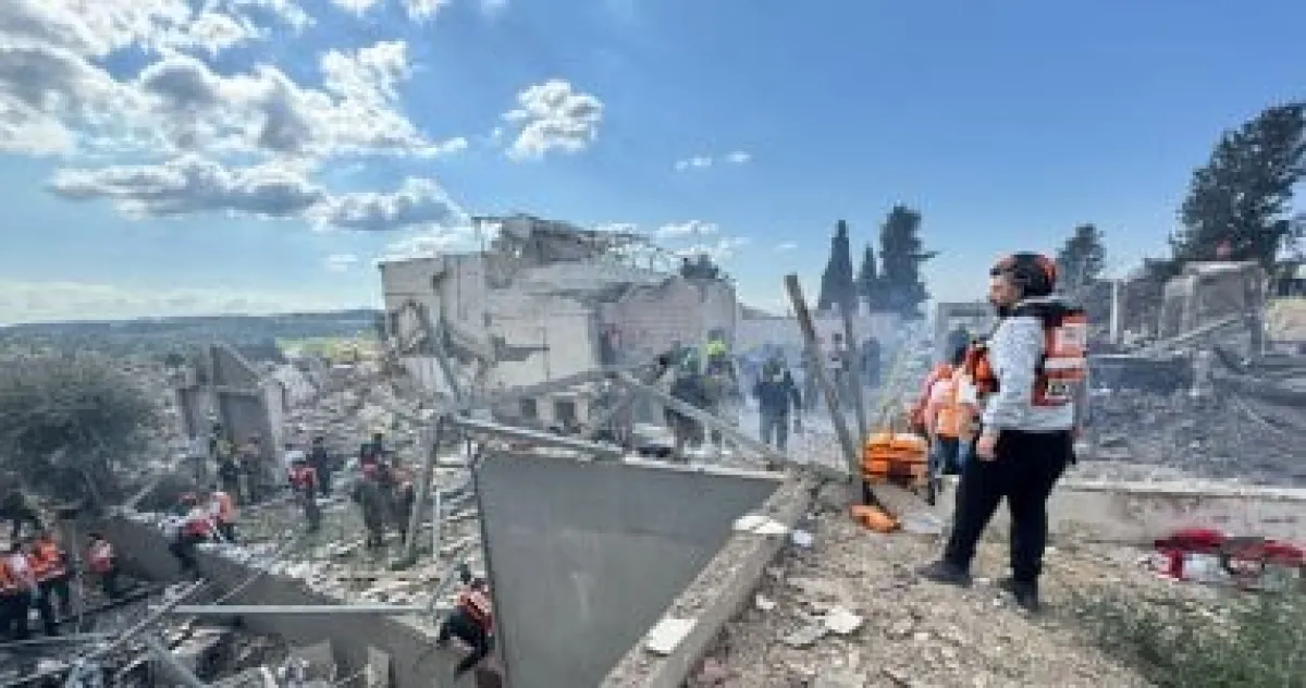 تصاعد التوترات: انفجارات تهز وسط إسرائيل وسقوط صواريخ إيرانية في القدس والنقب