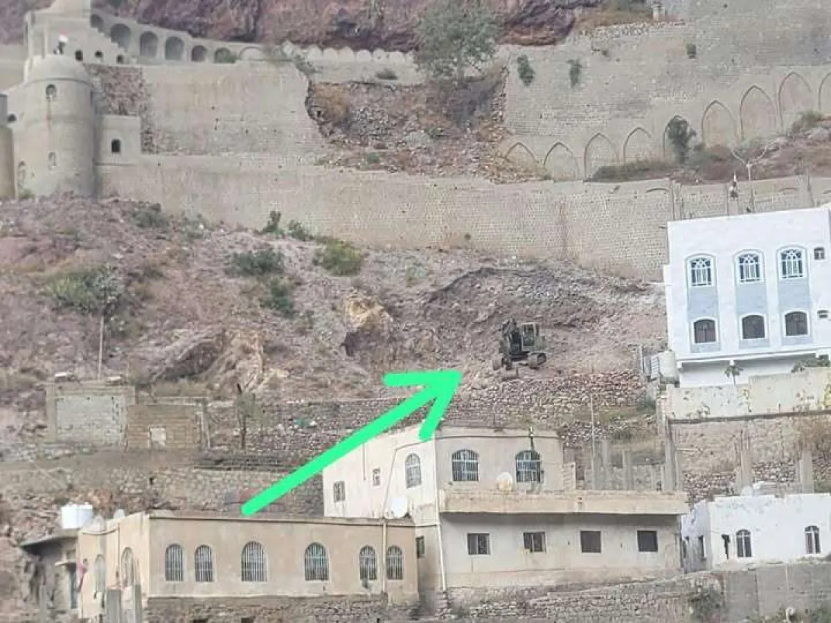 استياء واسع في تعز من تجريف أراضٍ حكومية قرب المعالم الأثرية