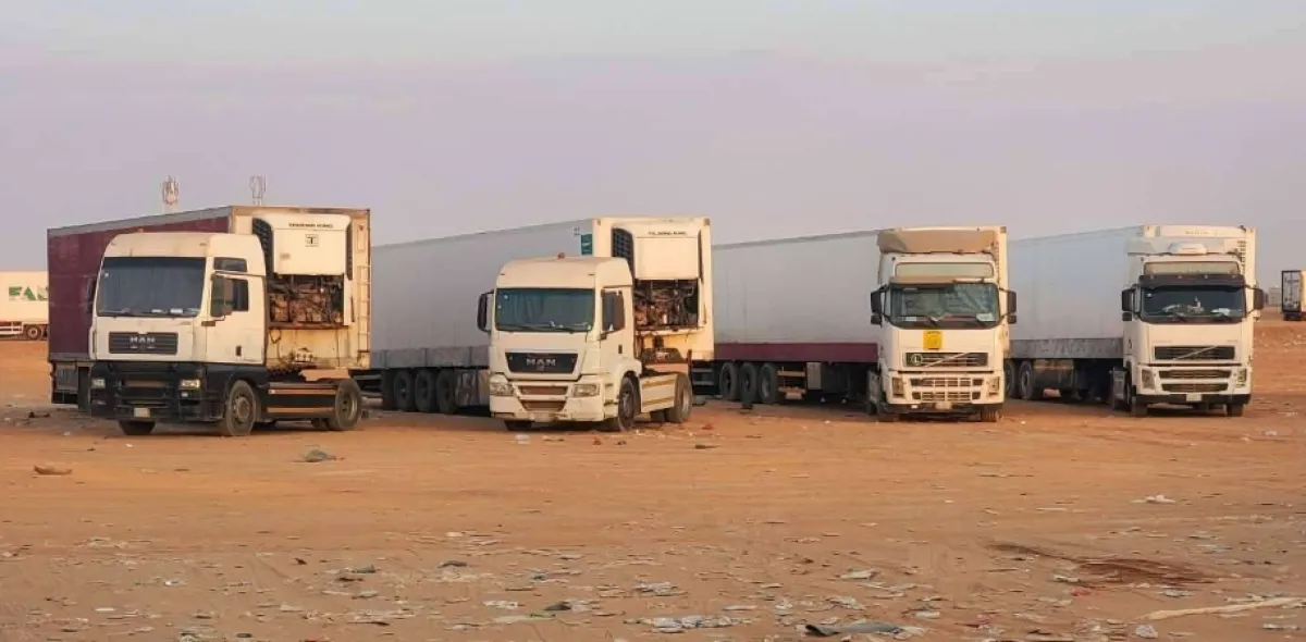 كارثة اقتصادية تلوح في الأفق لمزارعي اليمن بسبب تكدس 400 شاحنة في منفذ الوديعة