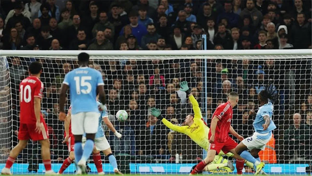 سيمينيو يفتتح التسجيل لمانشستر سيتي بلمسة فنية أمام نوتنغهام