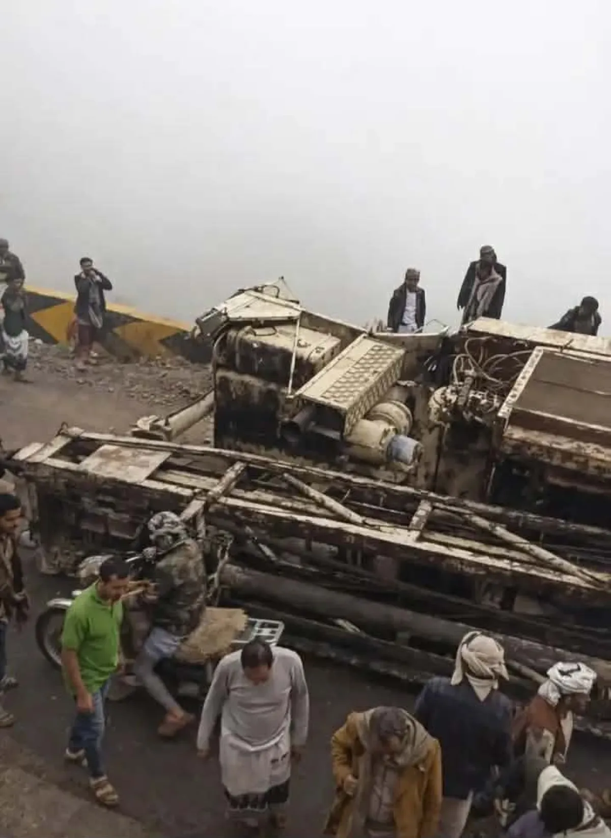 إب.. انقلاب حفار يسفر عن قطع طريق سمارة أمام المسافرين