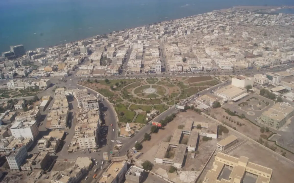 ضريبة "الزكاة" تجبر ملاك العقارات في الحديدة على بيع منازلهم المغلقة