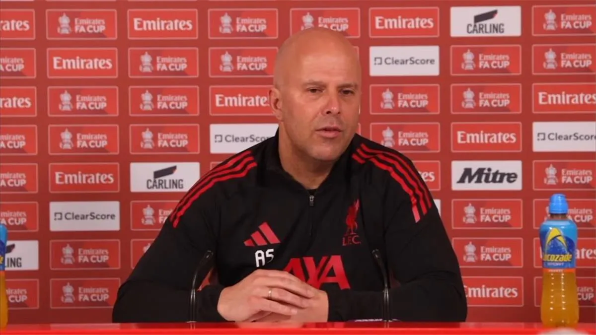 مدرب ليفربول الجديد يدافع عن صلاح: أزمة الأهداف جماعية.. وبرشلونة فقط يتفوق علينا في صناعة الفرص