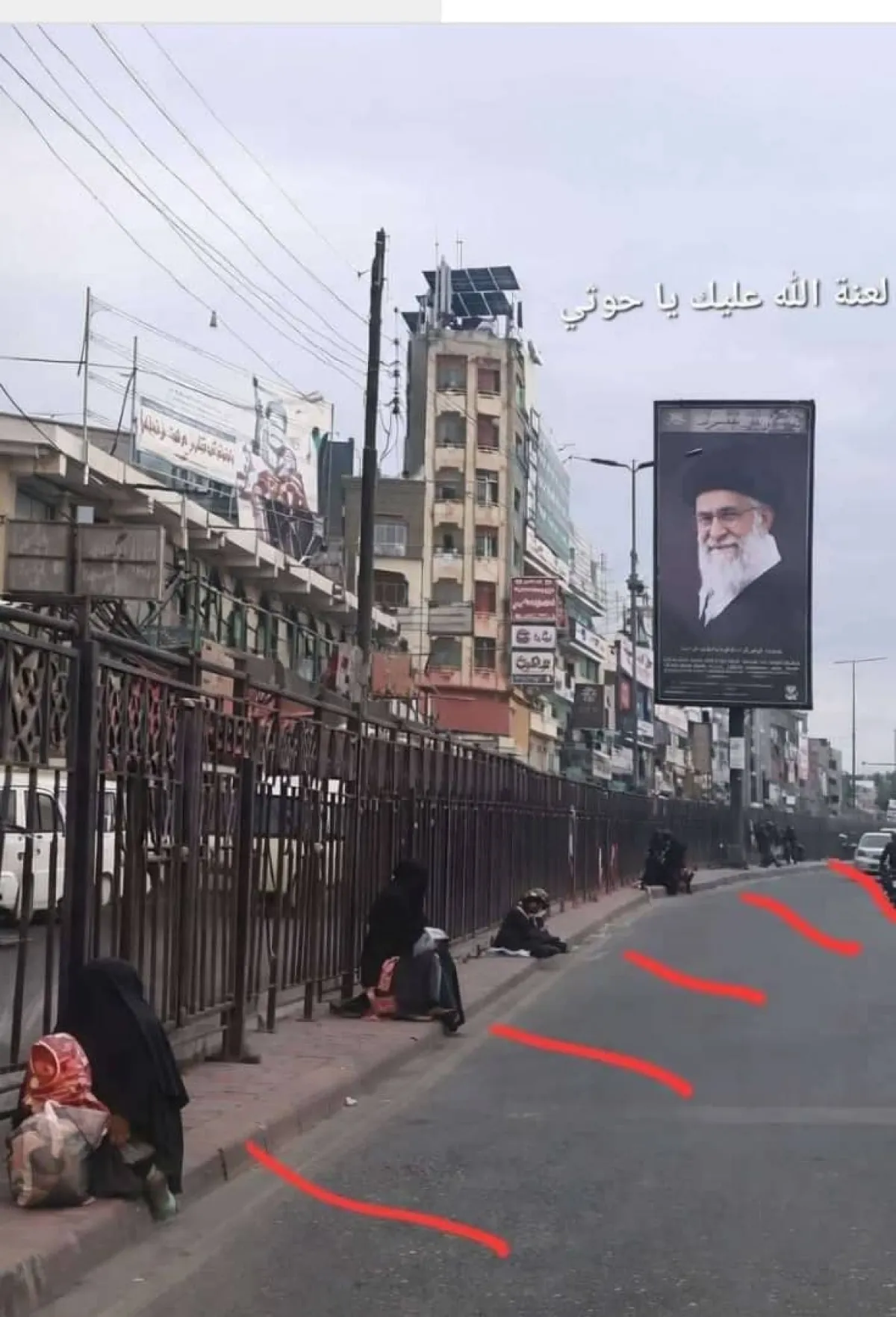 إنفاق حوثي ضخم على صور خامنئي وسط تفاقم الفقر في صنعاء