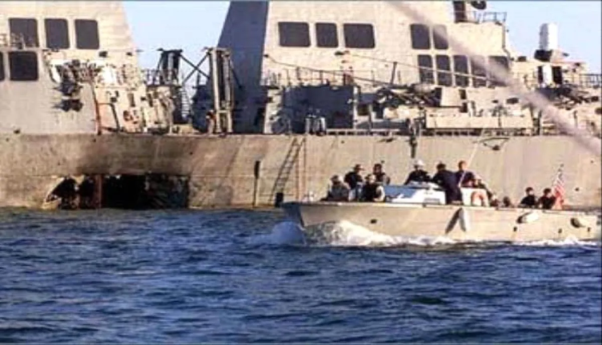 ترامب يتهم إيران رسمياً بالوقوف وراء تفجير المدمرة "يو إس إس كول" عام 2000