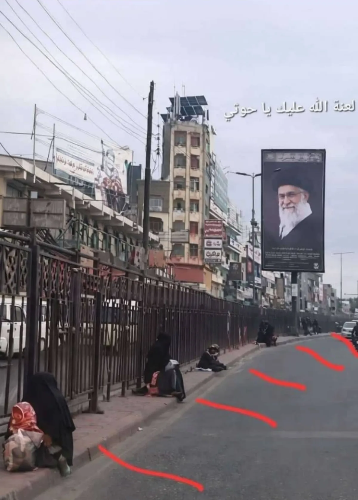 الحوثي ينفق الملايين على لوحات خامنئي بينما نساء يفترشن الرصيف لإشباع جوع أطفالهن