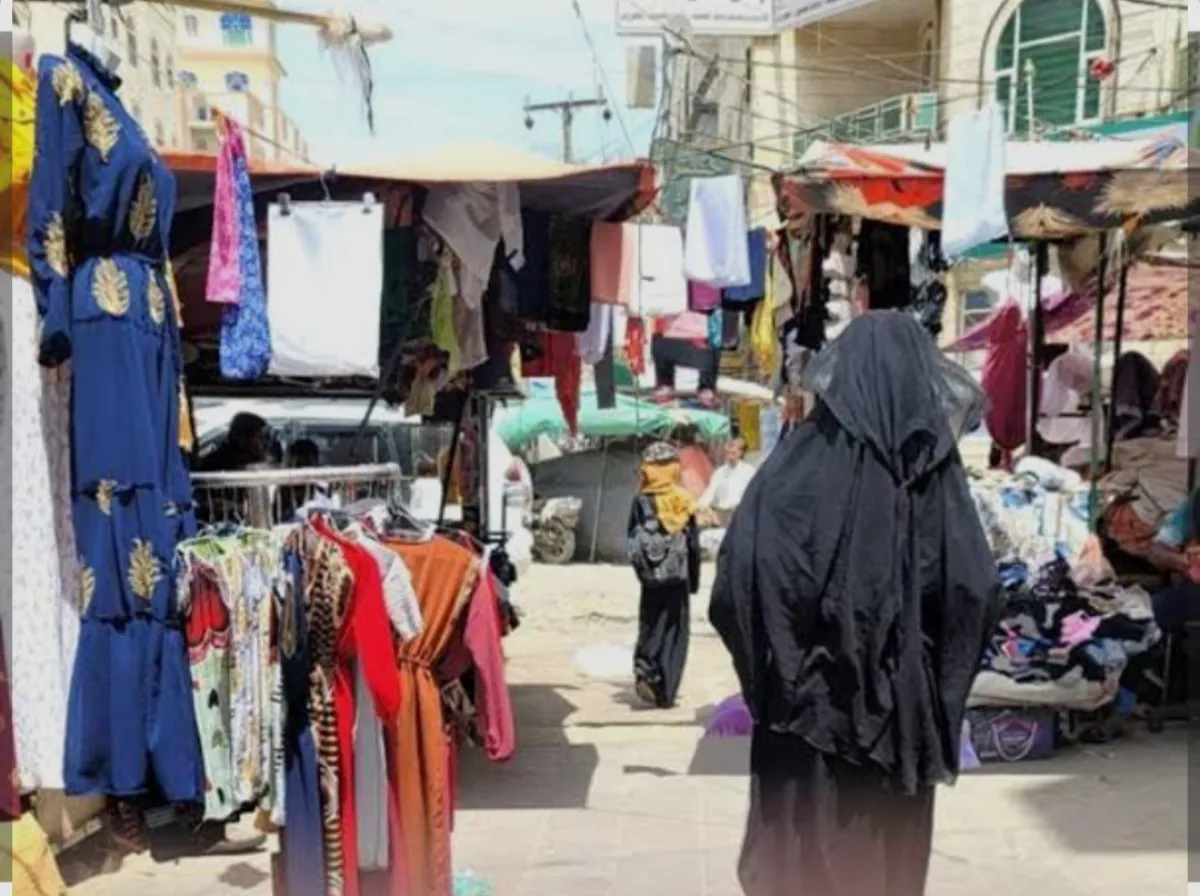 أسواق خالية ومتسوقون يكتفون بالنظر .. ملابس العيد.. ارتفاع جنوني رغم استقرار صرف العملة