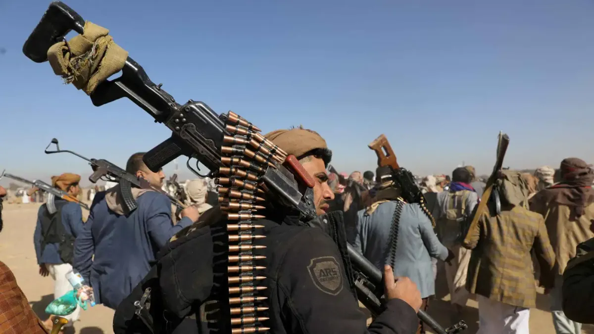 تمهيدًا لانخراطها في الحرب :  عصابة الحوثي تنشر مجسمات عسكرية وهمية في الحديدة