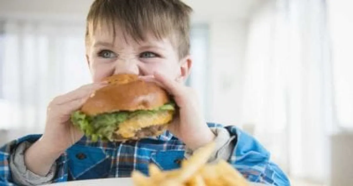 دراسة تكشف: طعام الأطفال المعالج يهدد سلوكهم ويسبب القلق