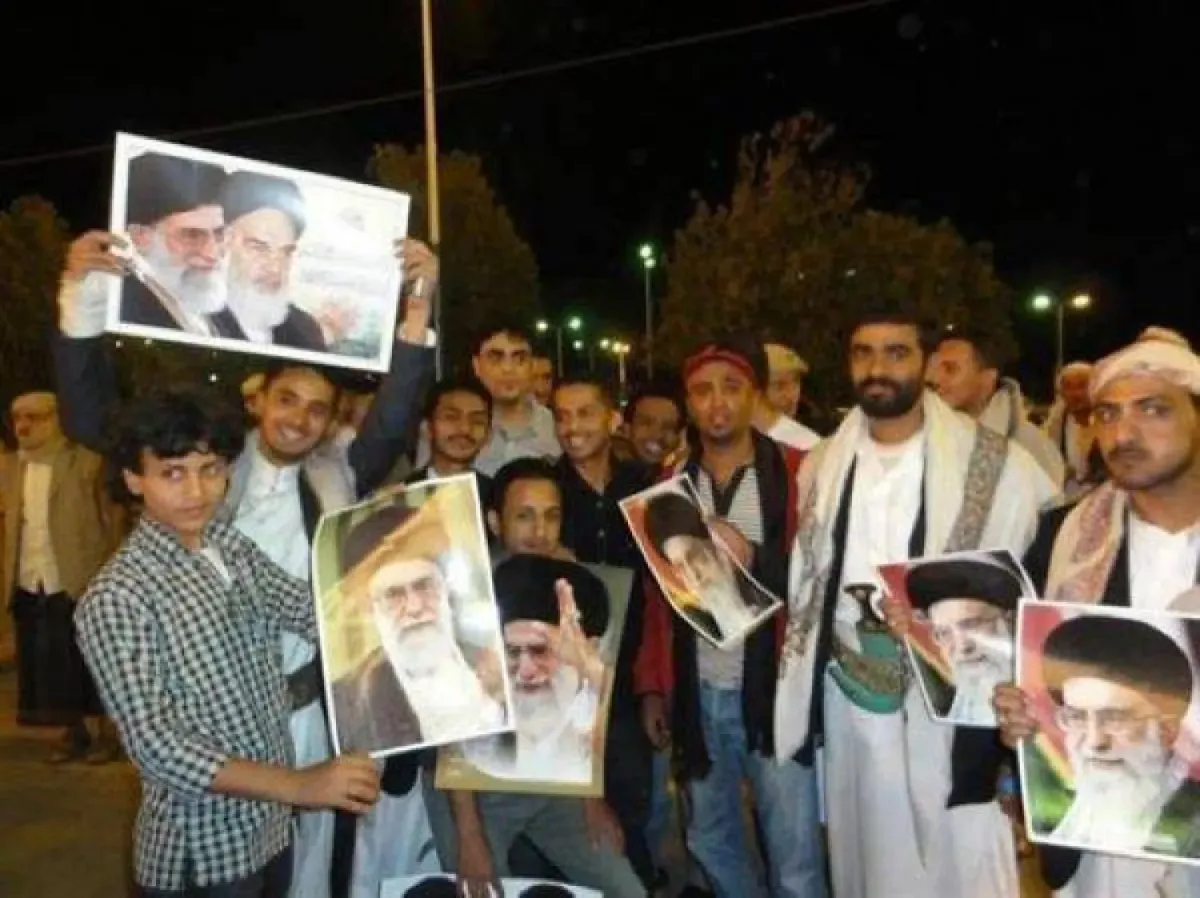 صور خامنئي تهيمن على صنعاء… والحوثيون يكرّسون التبعية لإيران فيما اليمنيون يرزحون تحت الفقر