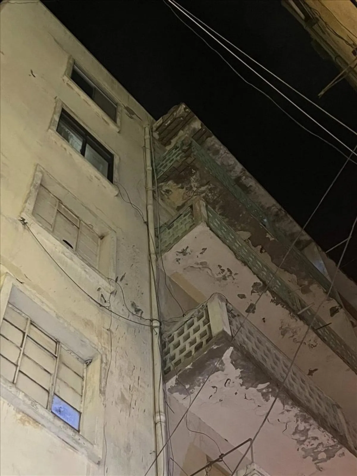 إصابة طفلة بجروح خطيرة إثر انهيار واجهة مبنى قديم في عدن