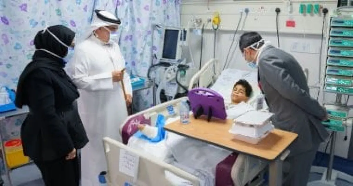 ولي عهد البحرين يتفقد مصابي اعتداءات سترة ويؤكد تكاتف المملكة