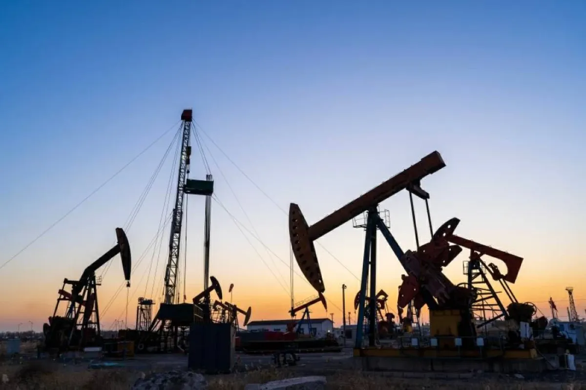 تراجع حاد في أسعار النفط بأكثر من 30 دولاراً عن ذروة التصعيد الإقليمي