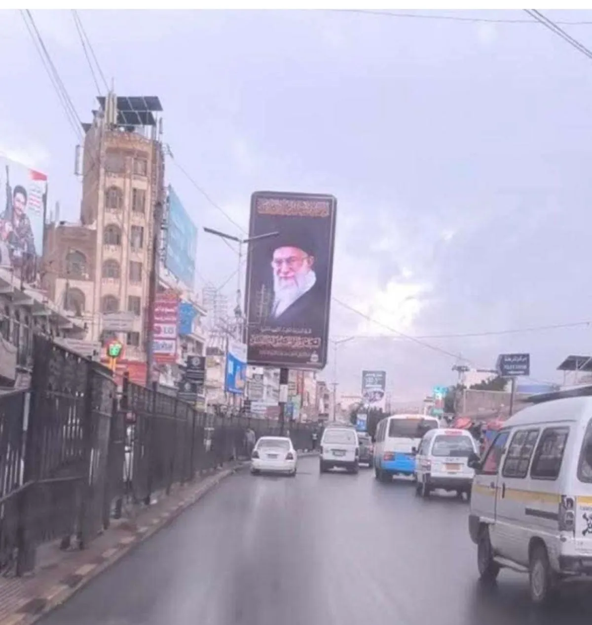 قمع الفقراء لإخفاء الحقيقة.. زينبيات مليشيا الحوثي يطردن متسولات من أسفل صورة المرشد الإيراني في صنعاء