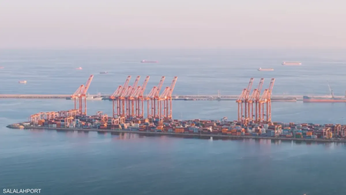 استهداف مسيرات إيرانية يخلف تصاعد دخان كثيف في خزانات وقود ميناء صلالة