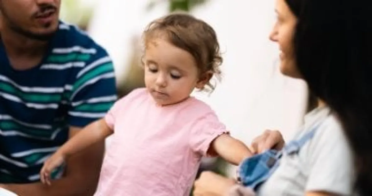 تجاهل التواصل البصري عند طفلك: متى تقلق وما هي الخطوات التالية؟