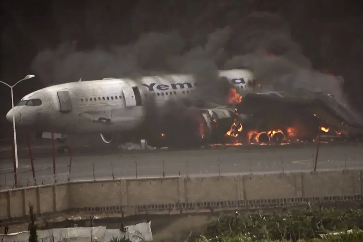 فيما حمت دول المنطقة أساطيلها :  ناشطون يستذكرون تعريض الحوثيين طائرات اليمنية للقصف في مطار صنعاء