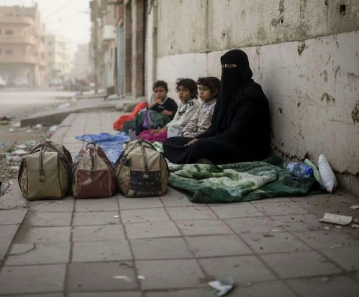 سياسات التجويع الحوثية تدفع أسرة يمنية إلى الشارع في صنعاء بعد نهب المرتبات… مأساة إنسانية تكشف قسوة المليشيا