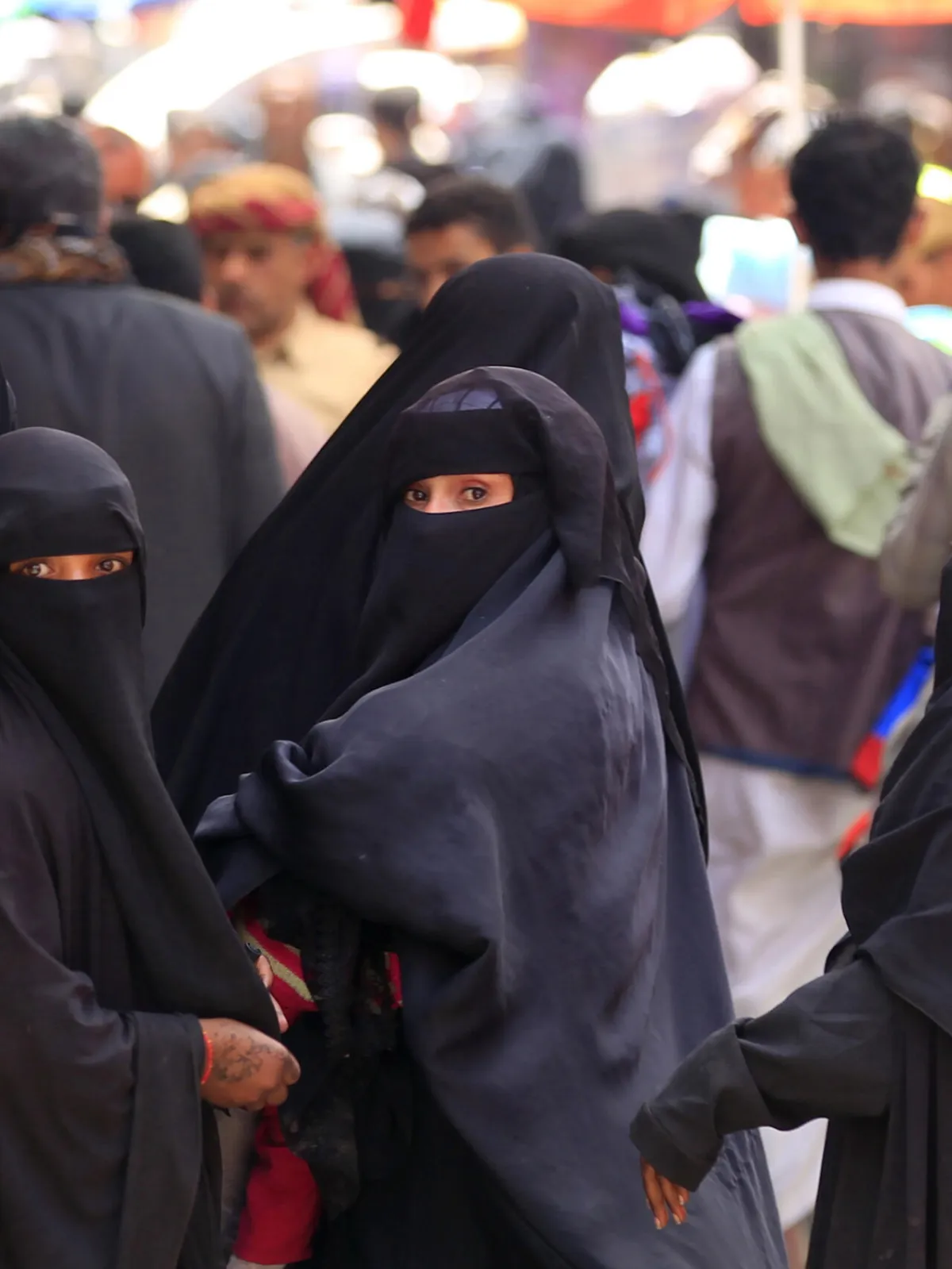 صمود المرأة اليمنية في وجه قمع الحوثيين: انتهاكات ممنهجة وتحديات البقاء