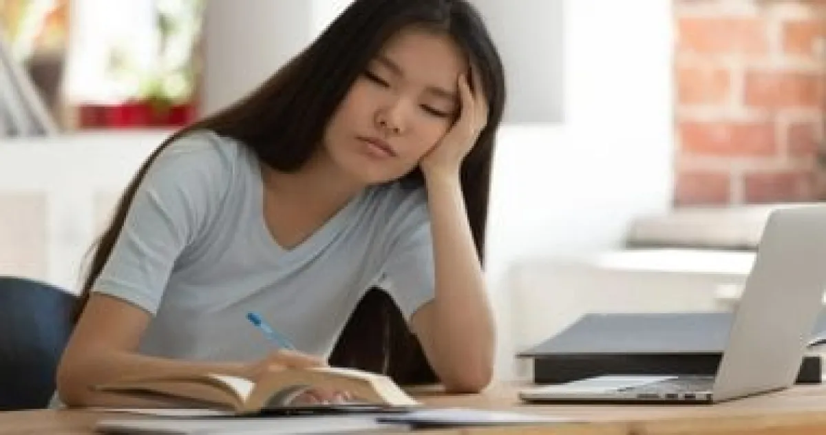 الاستيقاظ المبكر ليس ذهبًا للجميع: خبراء النوم يكشفون سر الساعة البيولوجية