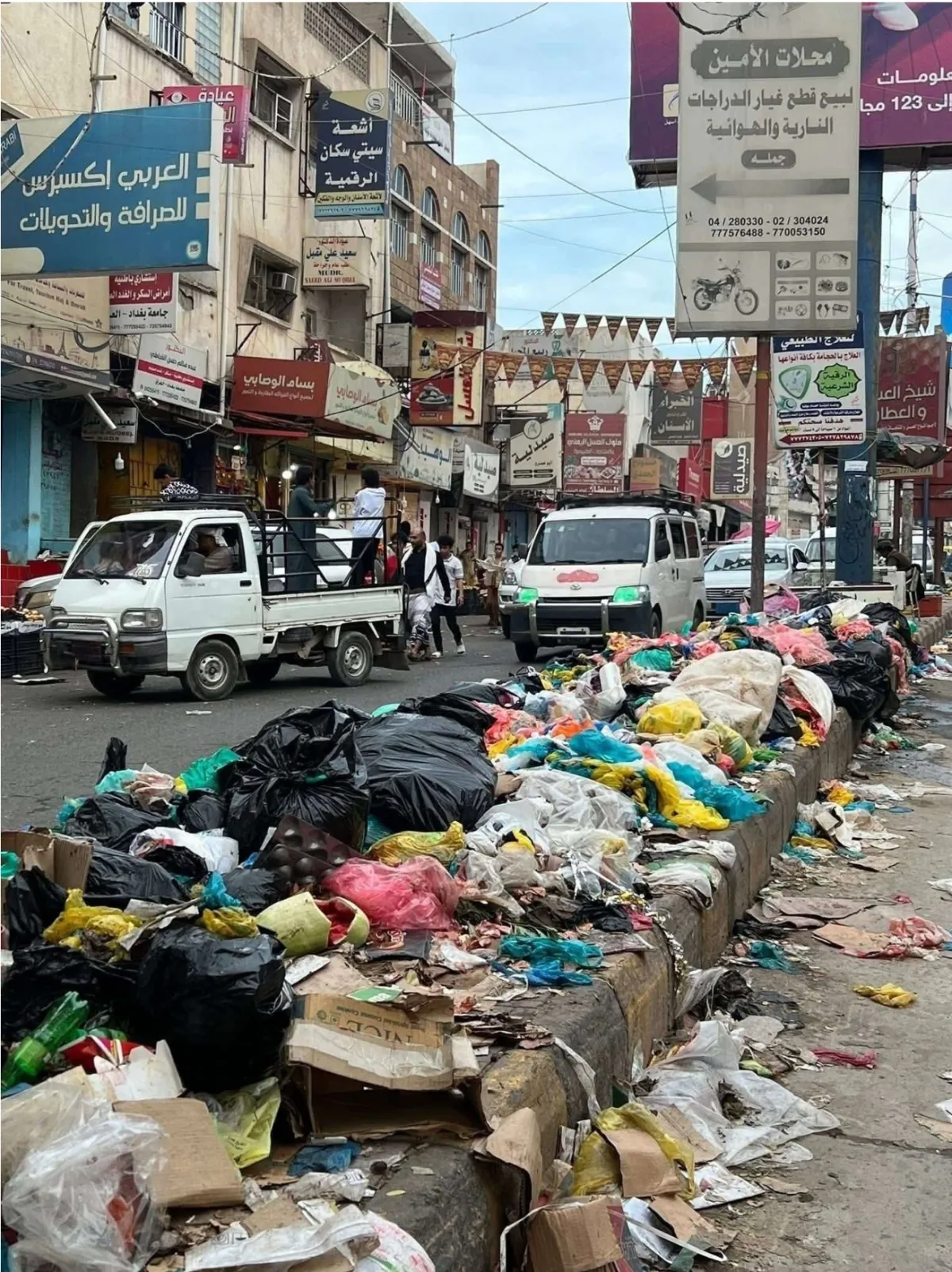 إضراب عمال النظافة في تعز يؤدي إلى تراكم النفايات في شوارع المدينة