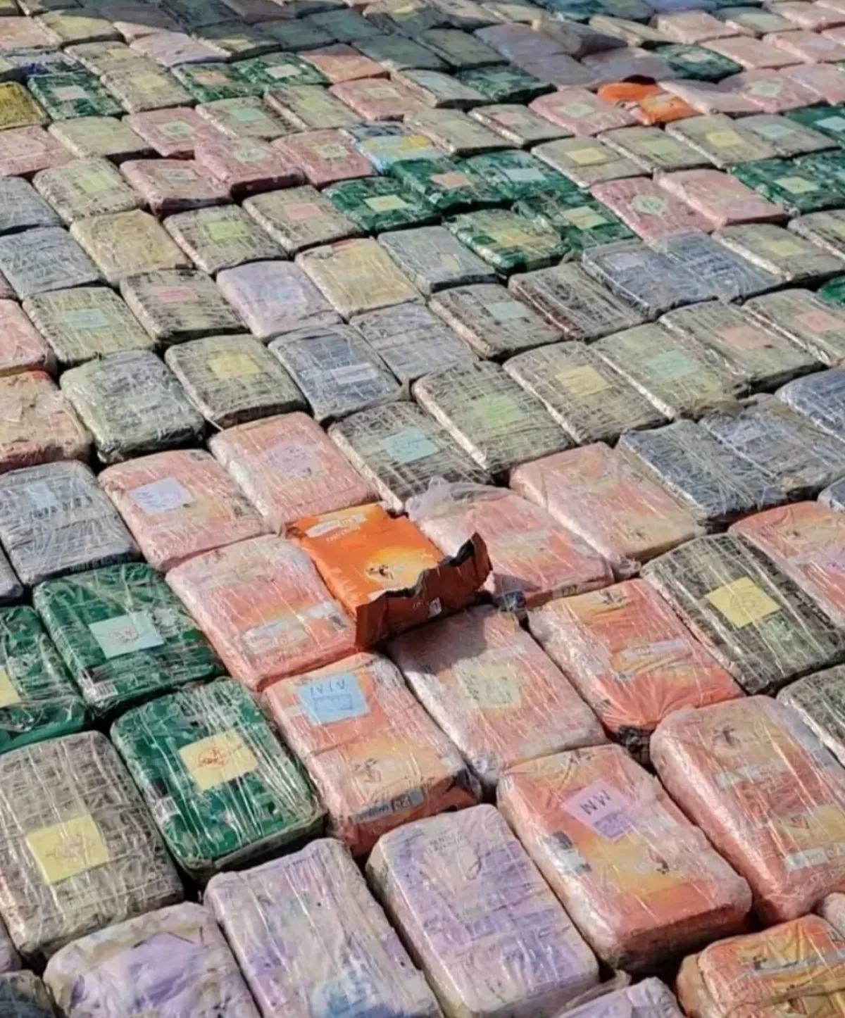 ضبط قارب يحمل 623 كيلو من المخدرات قبالة ساحل رأس العارة في لحج