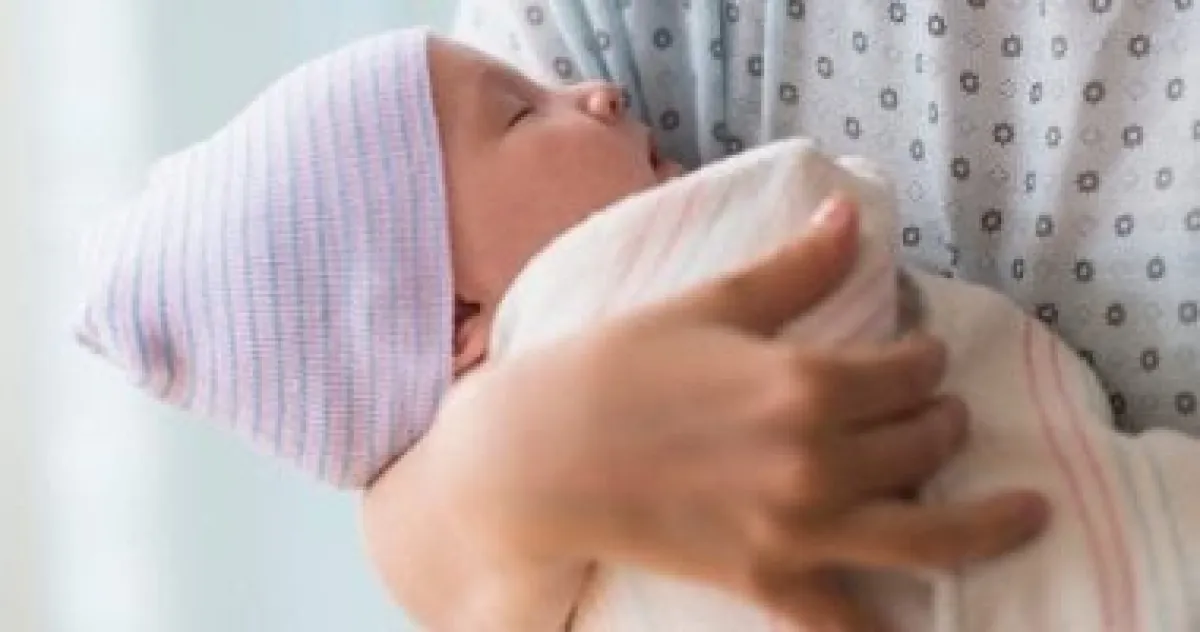 الإمساك عند الرضع: دليلك للأعراض والعلاجات المنزلية ومتى يجب زيارة الطبيب