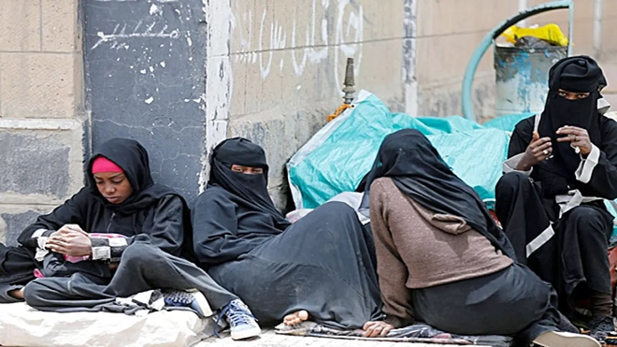 ازدحام نساء اليمن على المساعدات الرمضانية يكشف إفقار الأسر تحت سيطرة الحوثيين