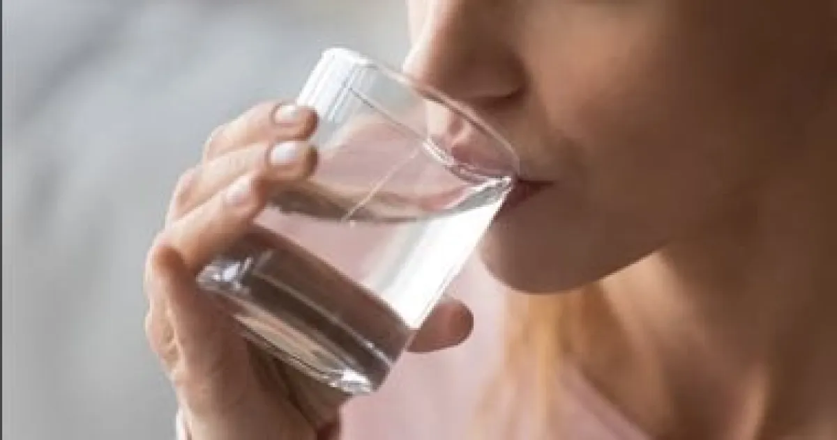 الماء وضغط الدم: كيف يؤثر الترطيب على شرايينك ونبض قلبك؟