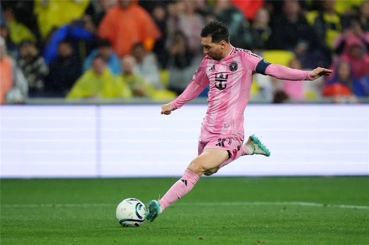 ميسي يختار الصمت: لماذا ابتعد "البرغوث" عن صراع رئاسة برشلونة؟