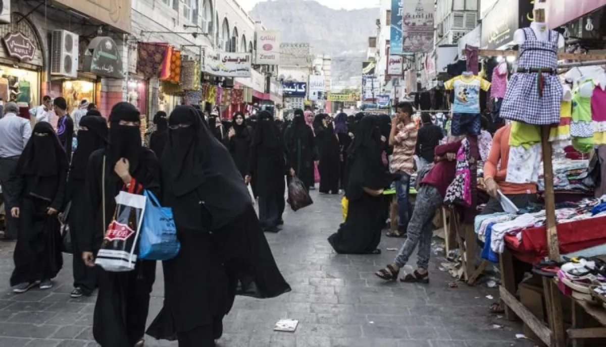 تشديد الرقابة الأمنية في أسواق عدن لمواجهة عصابات سرقة الحقائب قبيل العيد